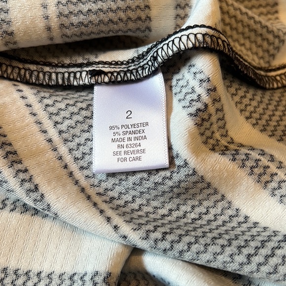 ROZ & ALI RETRO BLACK AND WHITE BELL-SLEEVED DRESS - Picture 5 of 6